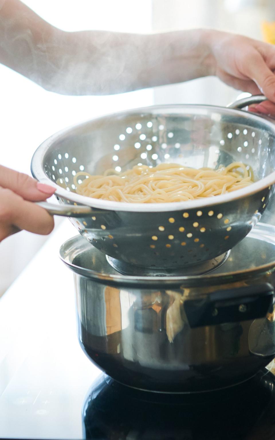 Nudelwasser in die Pasta-Soße