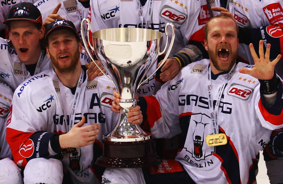 En abril, los jugadores del Eisbaeren de Berlin celebran el título que lograron ante el Grizzly Adams Wolfsburg, en el Volksbank BraWo Eisarena de Wolfsburg. Joern Pollex/Bongarts/Getty Images