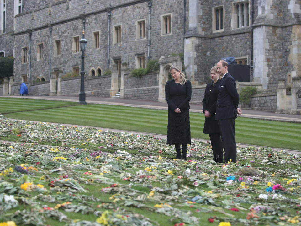 Sophie von Wessex, Tochter Louise und Prinz Edward in dem Meer aus Blumen. (Bild: imago images/i Images)