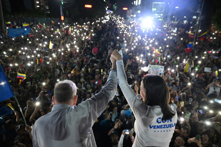 El candidato presidencial Edmundo González Urrutia, junto a la líder opositora María Corina Machado durante el cierre de campaña, en Caracas, el 26 de julio de 2024 (Federico Parra)