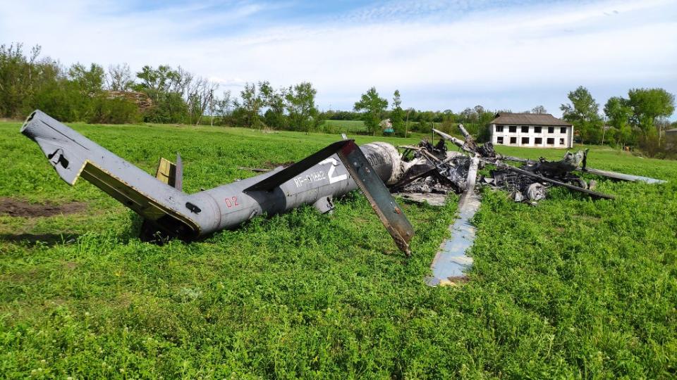 Los restos de un helicóptero ruso en Kharkiv (Ivan Kharyniak)