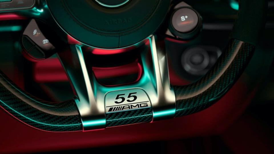 AMG平底跑車方向盤 上有AMG 55週年銘牌，12點鐘方向也有黑色標記。(圖片來源/ M-Benz)