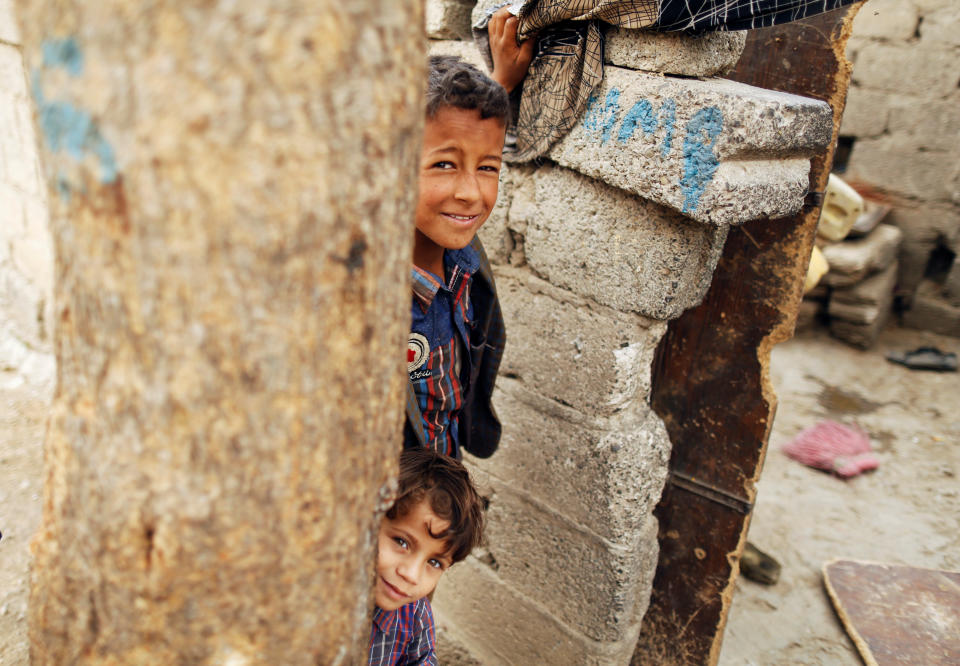 <p>Boys stand outside a shelter of people displaced from the Red Sea port city of Hodeidah in Sanaa, Yemen July 18, 2018. (Photo: Khaled Abdullah/Reuters) </p>