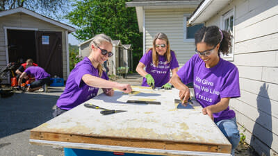 TELUS team members joining forces to support a campus clean-up initiative for Pacific Assistance Dogs Society (PADS), in Vancouver. (CNW Group/TELUS Communications Inc.)