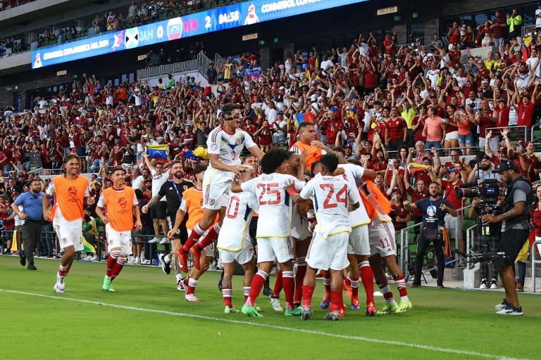 Jugadores venezolanos celebran el gol de Eric Ramírez durante el partido de fútbol del grupo B del torneo Copa América Conmebol 2024 entre Jamaica y Venezuela en el Estadio Q2 en Austin, Texas, el 30 de junio de 2024 (Aric Becker)