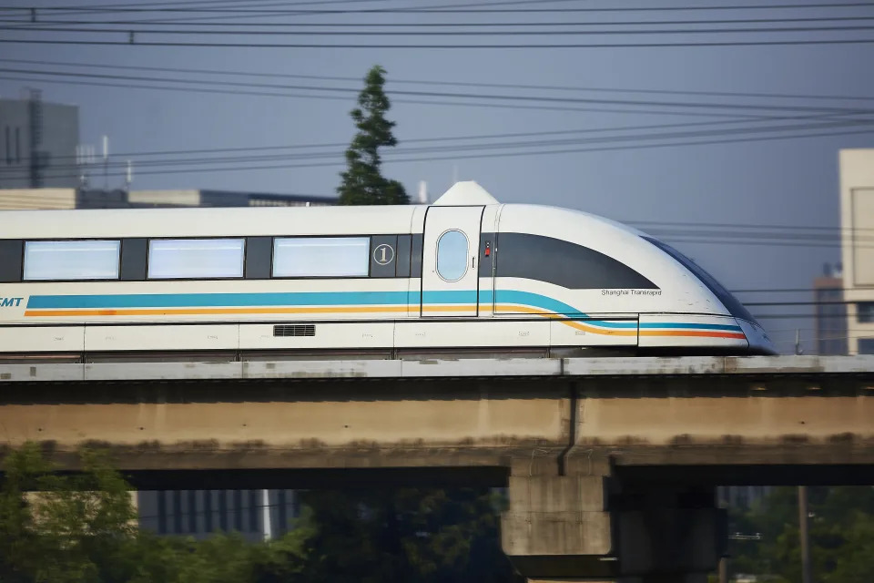 <p>Al usar la energía electromagnética y no necesitar de ningún combustible, este tipo de trenes son uno de los transportes que menos contamina o daña el medio ambiente. Además, apenas emite ruido. (Foto: Getty Images).</p> 