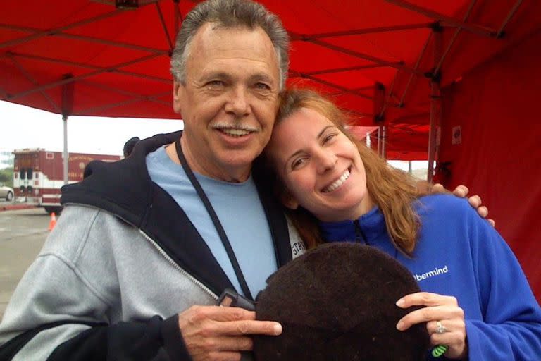 Philip McCrory en 2007 junto a Lisa Gautier; en la mano tienen una de las primeras almohadillas absorbentes hechas con pelo humano