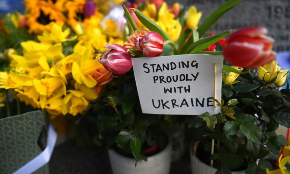 Homenajes a Ucrania decoran un monumento a San Volodymyr el Grande, cerca de la embajada de Ucrania en Londres, Gran Bretaña, el 10 de marzo de 2022.