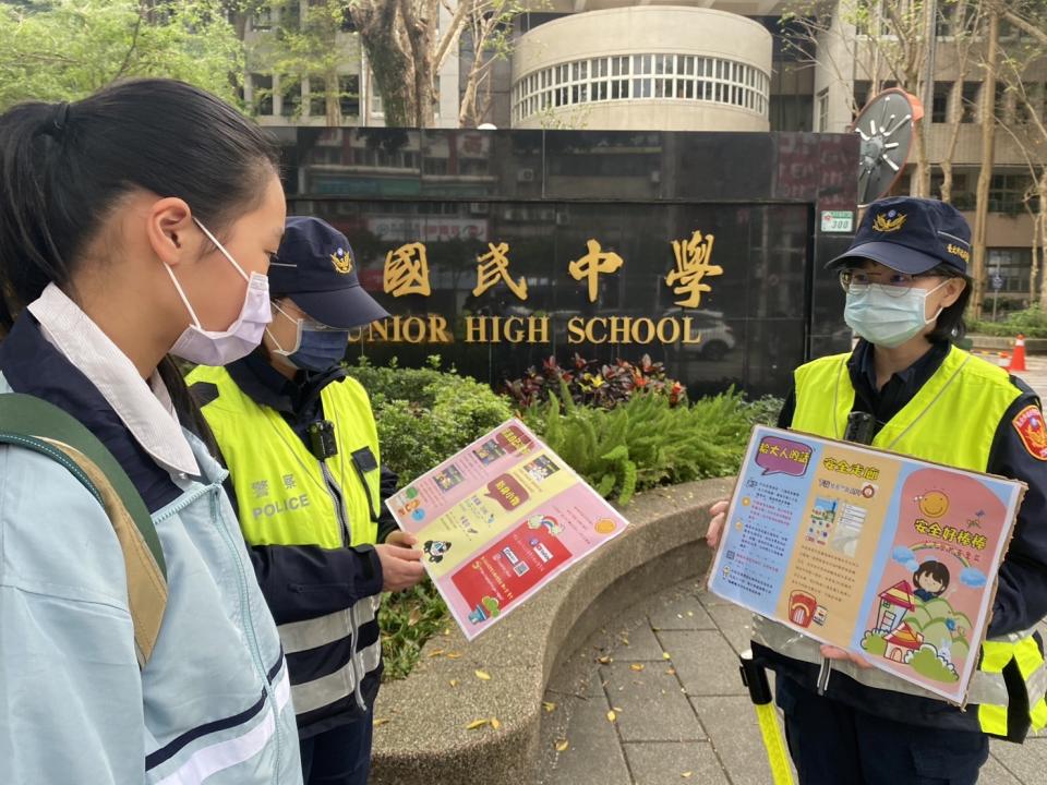 因應各級學校開學，臺北市婦幼警察隊特規劃執行各級國中(小)學校周邊巡邏守望勤務。（記者趙靜姸翻攝）