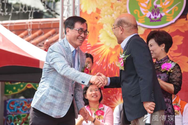 20180421-民進黨新北市長參選人蘇貞昌21日出席樹林濟安宮保生文化祭，並與新北市副市長李四川於台上握手。（顏麟宇攝）