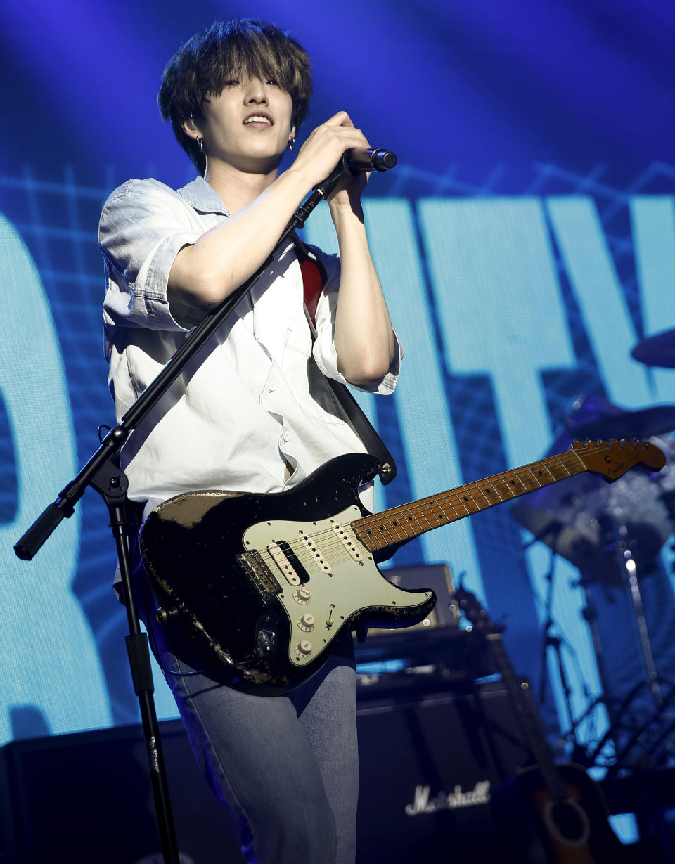 ARCHIVO – En esta fotografía del 13 de septiembre de 2019 Jae de Day6 durante un concierto en el Teatro Playstation en Nueva York. Jae-hyung Park, conocido como Jae de la banda K-pop Day6, se ha sumado a otros cantantes coreanoestadounidenses para compartir sus experiencias en una serie de podcast para crear conciencia sobre la salud mental. (Foto Brian Ach/Invision/AP, archivo)