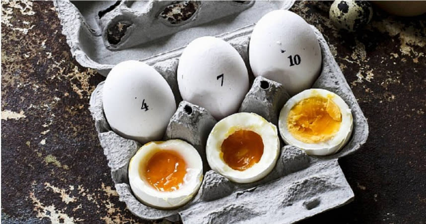 防檢署提醒，除了禁止攜帶生雞蛋入境外，就連「半熟蛋」或「含半熟蛋產品」都是違禁品，小心誤帶恐被開罰。（示意圖／擷取自TPG達志影像）