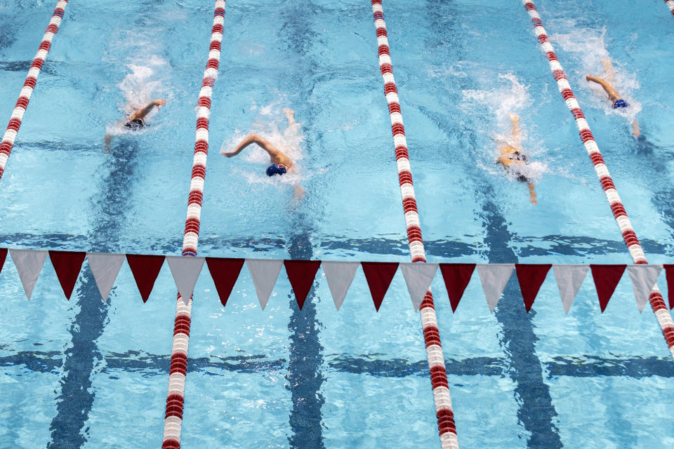 Lia Thomas, en el centro y a la izquierda, estudiante y atleta transgénero, compite en los 200 metros libres femeninos en Harvard, categoría en la que ganó con un tiempo de 1:47:08, en Boston, el 22 de enero de 2022. (M. Scott Brauer/The New York Times).