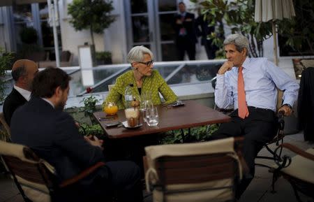U.S. Secretary of State John Kerry (R), U.S. Under Secretary for Political Affairs Wendy Sherman (C), National Security Council point person on the Middle East Robert Malley (L) and Chief of Staff Jon Finer (2nd L) meet on the terrace of a hotel where the Iran nuclear talks meetings are being held in Vienna, Austria July 2, 2015. REUTERS/Carlos Barria