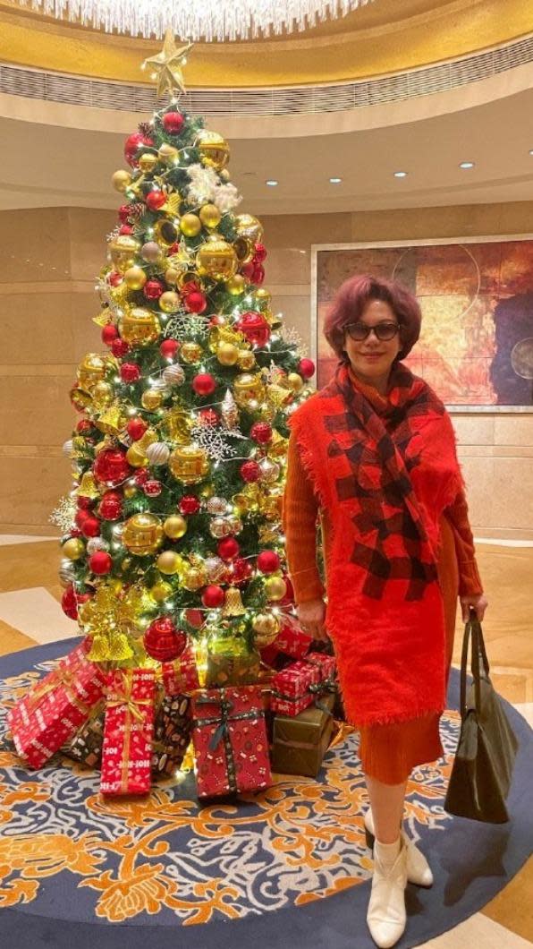 蔡琴近來帶著巡演前進大陸開唱，耶誕節時更應景地穿上一身紅，狀態看來相當好。（圖／翻攝自蔡琴微博）