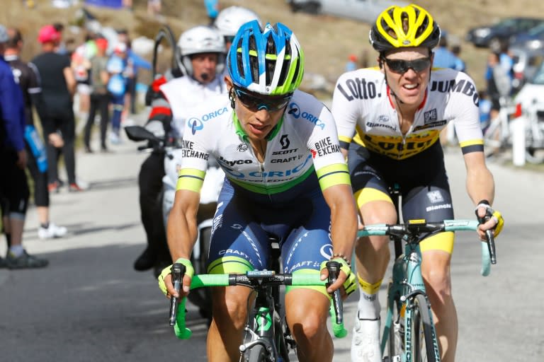 Colombia's Esteban Chaves (L) of team Orica and Dutch Steven Kruijswijk of team Lotto NL ride during the last kilometers of the 14th stage of the Giro d'Italia, from Farra d'Alpago to Corvara on May 21, 2016