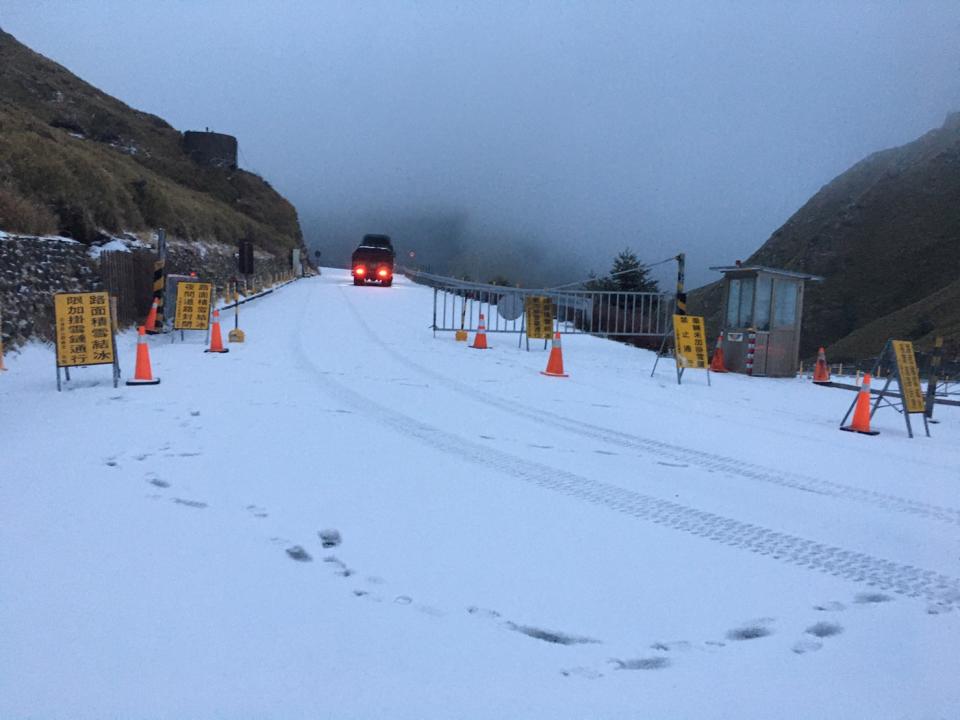 大陸冷氣團配合華南水氣，合歡山13日凌晨到清晨期間下雪，雪量創今年入冬最大，公路總局第二區養護工程處進行交通管制，台14甲線鳶峰到大禹嶺路段限加掛雪鍊車輛通行。（公路總局提供）