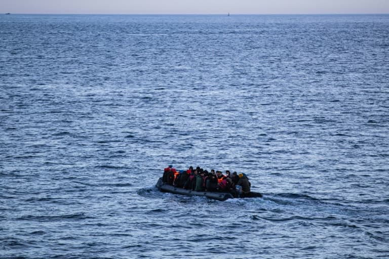 Des migrants dans un bateau pneumatique tentent la traversée de la Manche (illustration). - Sameer Al-DOUMY © 2019 AFP