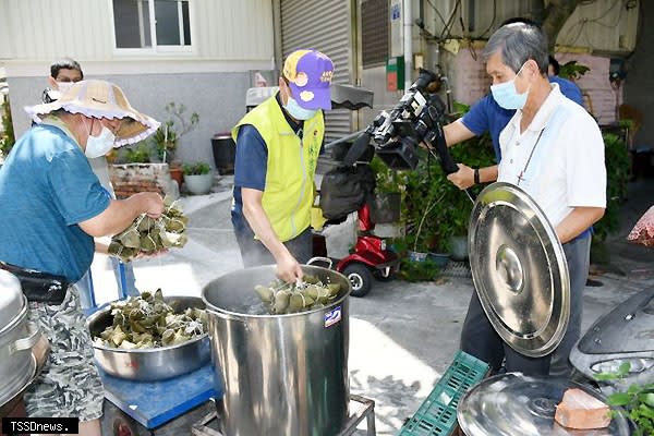 林市長商請社區的婆婆媽媽們，協助包粽子轉贈給在彰化市就讀的大專生們，並籲請學子就地過節勿返鄉。（記者方一成攝）