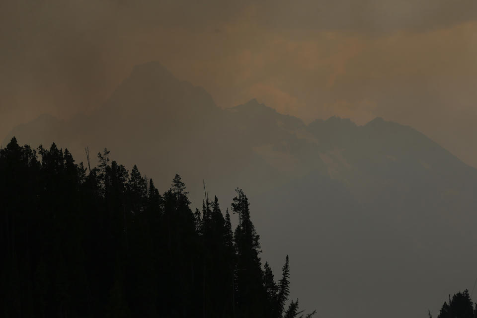 <p>Smoke from a wildfire shrouds mountain peaks in Grand Teton National Park, Wyo., Aug. 24, 2016. (AP Photo/Brennan Linsley) </p>