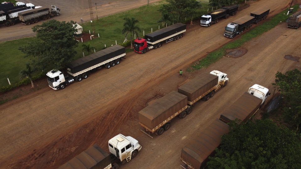 Grandes camiones esperan cargar granos en un depósito de Sidrolandia, estado brasileño de Mato Grosso do Sul, el 20 de octubre del 2021. (AP Photo/Eraldo Peres)