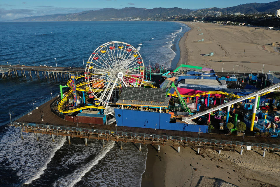 El muelle de Santa Mónica, en California (Estados Unidos), y las playas de la ciudad, completamente vacíos el 25 de marzo. (Foto: Lucy Nicholson / Reuters).