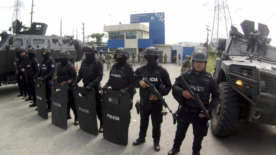 La policía hace guardia en la entrada de la penitenciaría donde se encuentra detenido el ex vicepresidente Jorge Glas, en Guayaquil, Ecuador, el sábado 6 de abril de 2024. La policía ecuatoriana irrumpió en la embajada de México en Quito, el viernes por la noche, para arrestar Glas, que residía allí desde diciembre. (Foto AP/César Muñoz)