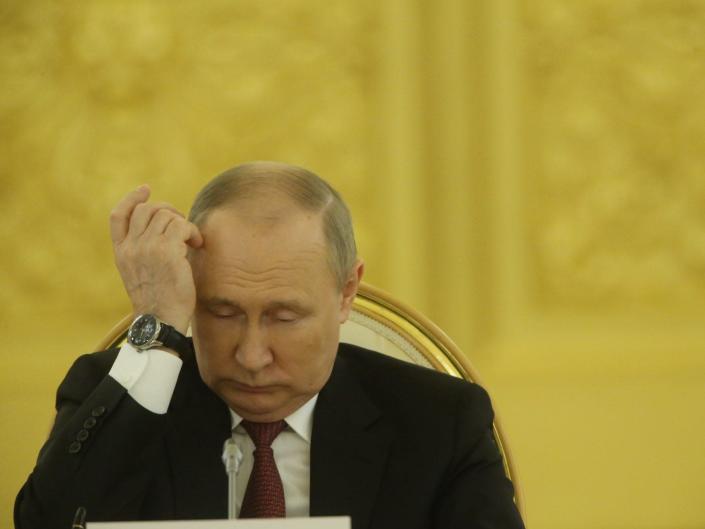 Vladimir Putin scratching his head.