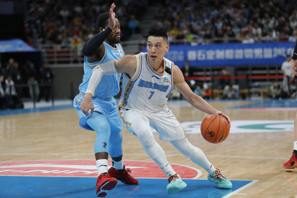 Jeremy Lin of the Beijing Ducks and Kay Felder of Xinjiang Yilite on Dec. 25, 2019 in Beijing. (Fred Lee / Getty Images file)