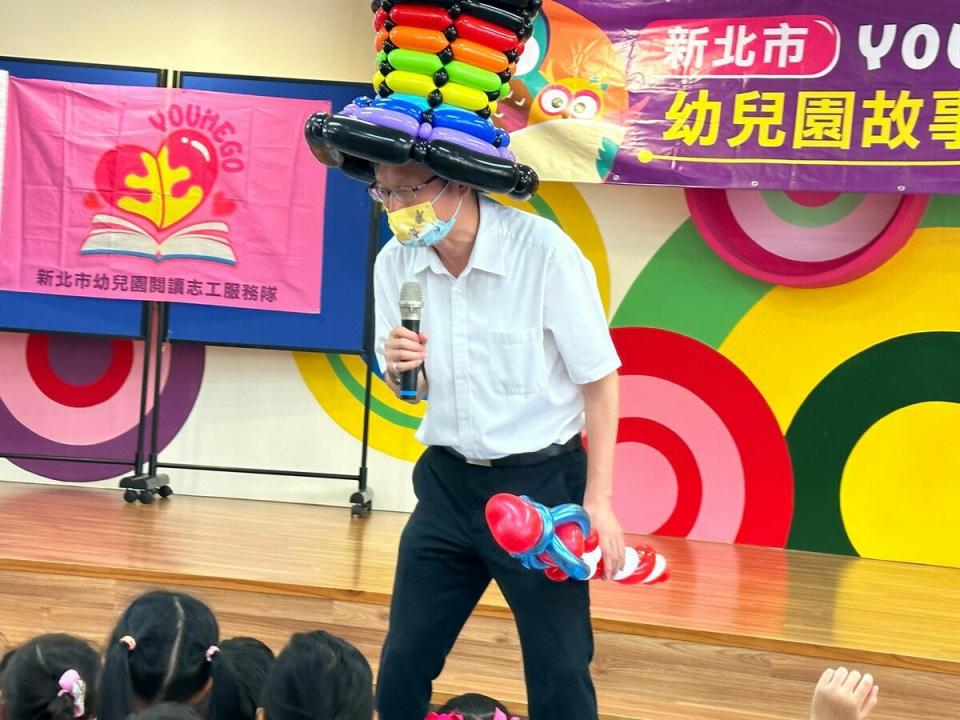 教育局長張明文為幼兒說故事，他表示，今年有123間幼兒園申請故事志工，幼兒園不分公私、齊力推動閱讀教育。   圖：新北市教育局提供