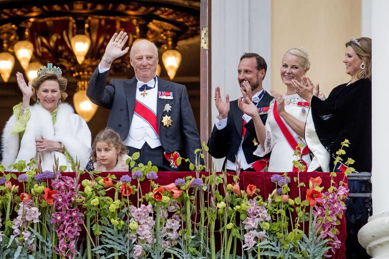 La reina Sonja, el rey Harald, Emma Tallulah Behn, la princesa heredera Mette-Marit, el príncipe heredero Haakon y la princesa Martha Louise de Noruega asisten a la cena de gala oficial en el Palacio Real el 9 de mayo de 2017 en Oslo, Noruega