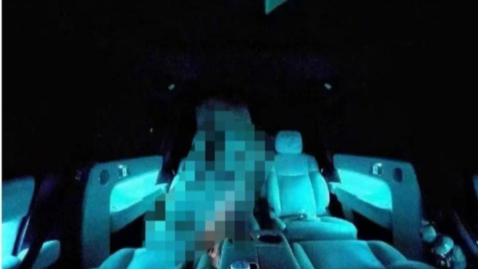 一男一女在車子裡肉體交纏激戰的色情照片瘋傳。（圖／翻攝自微博）