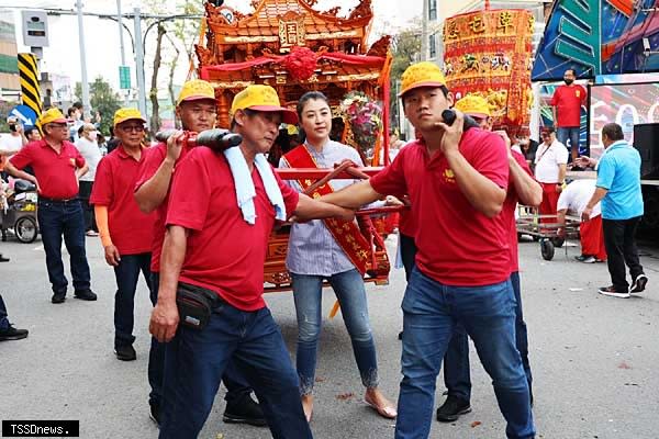 草屯敦和宮、台中玉闕朝仁宮為「兄弟宮」辦理徒步遶境會香，南投縣長許淑華恆扶轎遶境。<br /><br />（記者蔡榮宗攝）