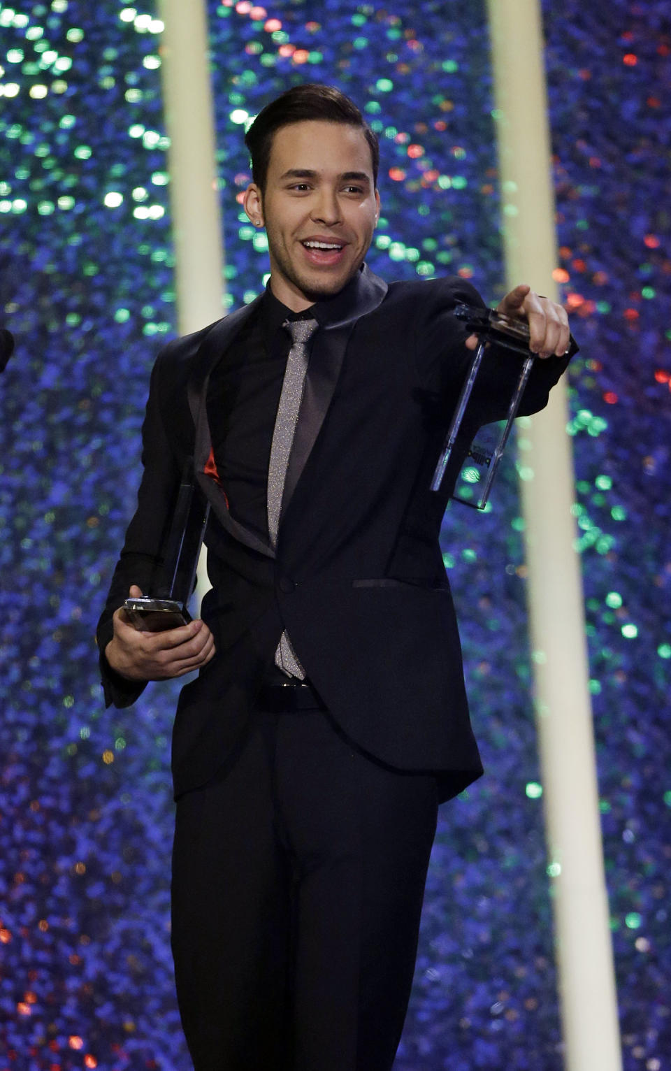 Prince Royce acepta un Premio Billboard de la Música Latina el jueves 24 de abril del 2014 en Coral Gables, Florida. (AP Foto/Lynne Sladky)