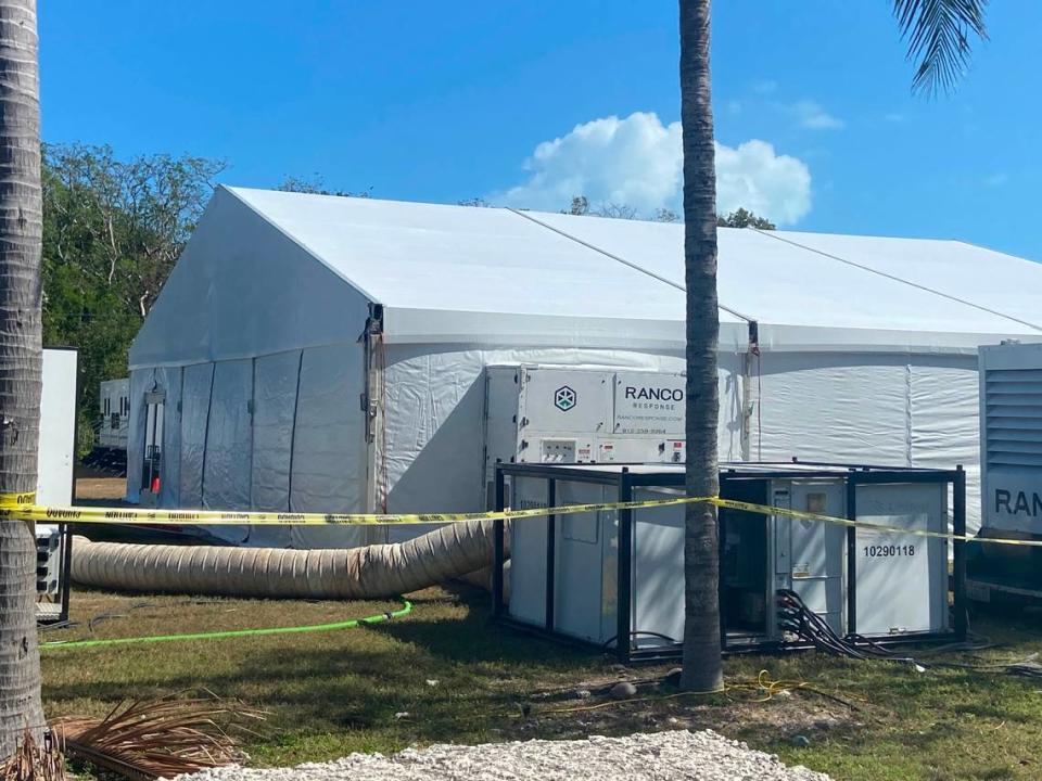 Una carpa grande con aire acondicionado se ha instalado en un lote residencial en Platation Key, ubicado dentro de Village of Islamorada en los Cayos de Florida, el jueves 16 de febrero de 2023. Es parte de un campamento base estatal para albergar a los policías enviados a los Cayos para ayudar con el aumento de la migración marítima desde Cuba y Haití, según un comunicado de Village of Islamorada.