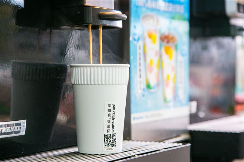 5月14日前於「全家」借用循環杯可享Let’s Café特濃拿鐵（原價65元）或是私品茶厚濃靜岡抹茶拿鐵（原價65元）半價優惠。