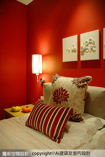立體藝術壁掛及傢飾布藝，在桃紅背景與燈光的烘托下，對比強烈又相互呼應。