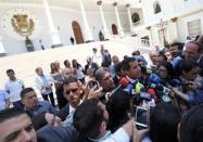 El líder opositor Juan Guaidó habla con periodistas en Caracas. 18 de marzo de 2019. REUTERS/Iván Alvarado