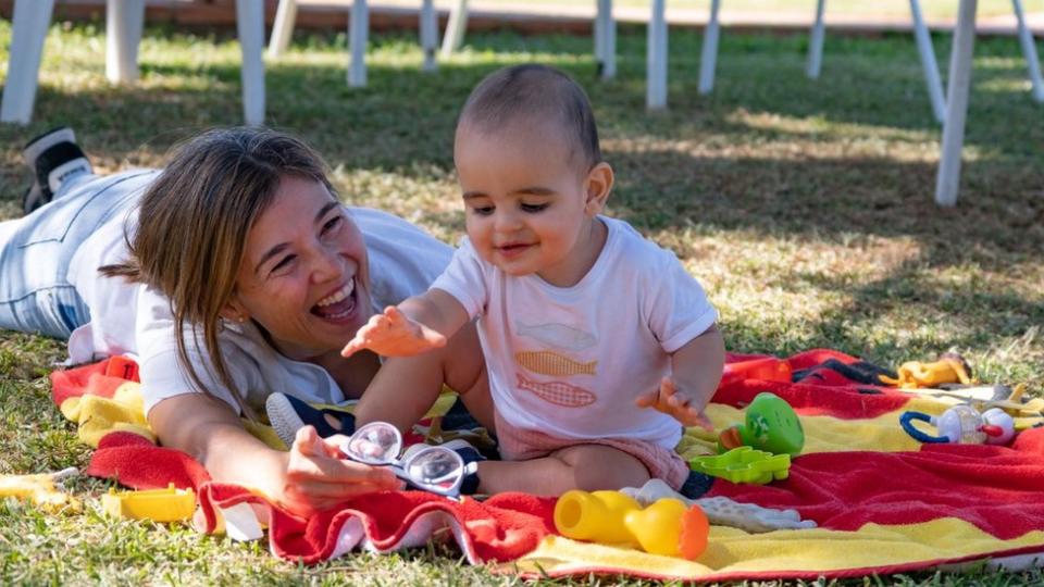 María y su hijo Bosco jugando en el parque