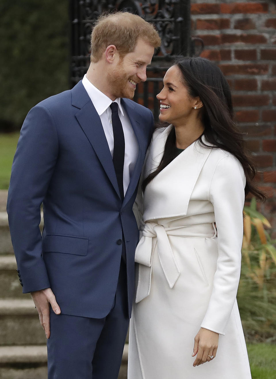 Ein Foto von Prinz Harrys und Meghan Markles Verlobung zierte den Raum, in dem die Queen ihre TV-Ansprache hielt. (Bild: AP Photo)