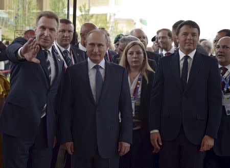 Russian President Vladimir Putin (2nd L), First Deputy Prime Minister Igor Shuvalov (L) and Italian Prime Minister Matteo Renzi (front R) visit the Russia pavilion at the Expo 2015 global fair in Milan, northern Italy, June 10, 2015. REUTERS/Alexei Nikolsky/RIA Novosti/Kremlin