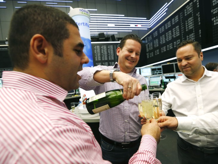 Bourse traders pour champagne after the last trading day at Frankfurt's stock exchange in Frankfurt, Germany December 30, 2015. REUTERS/Ralph Orlowski