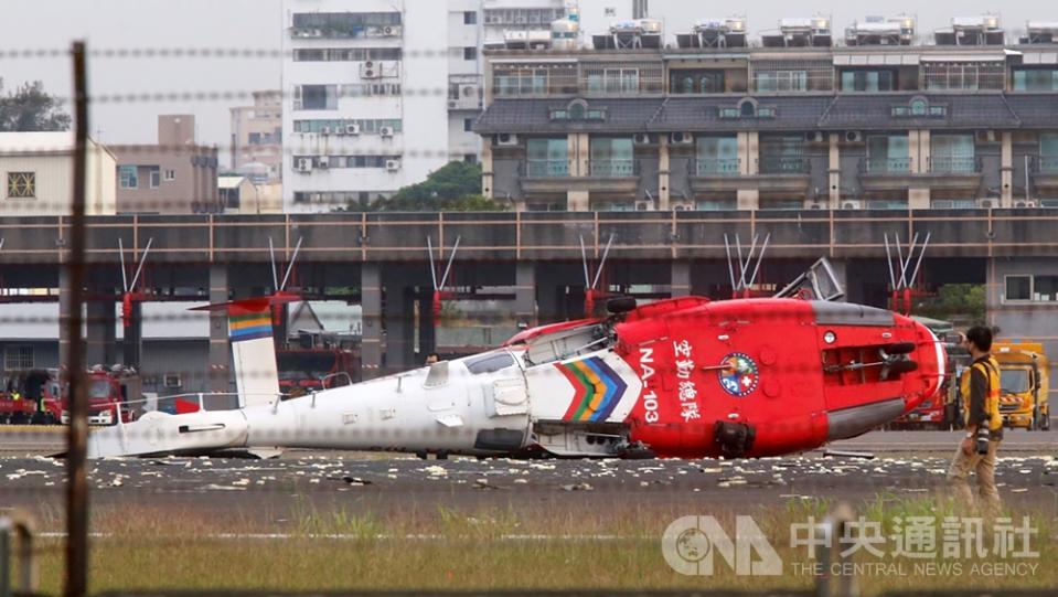 高雄小港機場7日下午發生空勤海豚直升機重落地翻覆事件，機上5人均安，運安會已組專案調查小組南下現場蒐集資料。（中央社）