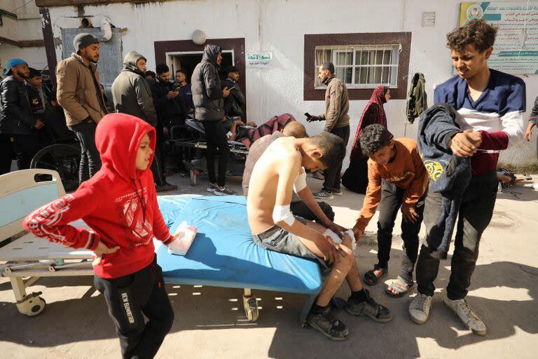 Los palestinos reciben atención médica en el Hospital Kamal Edwan en Beit Lahia, en el norte de la Franja de Gaza, el 29 de febrero de 2024.