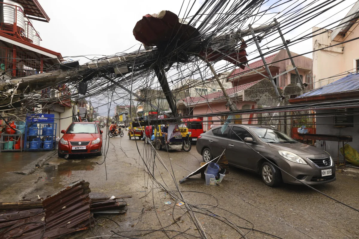 375 dead, 56 missing after typhoon slams Philippines