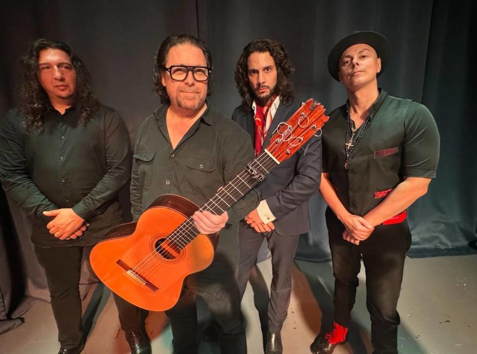 Para poner la música y el baile flamenco en vivo aparecen (de izquierda a derecha) Salvador De Ángela, José Luis De La Paz, Pedro Medrano (en el personaje de Pepe el Romano) y Elich García. Foto Miguel Sahid/Cortesía Sociedad Actoral Hispanoamericana