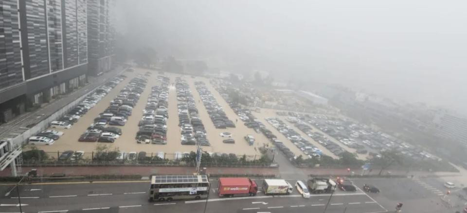 5 月初特大暴雨期間，日出康城有停車場水浸