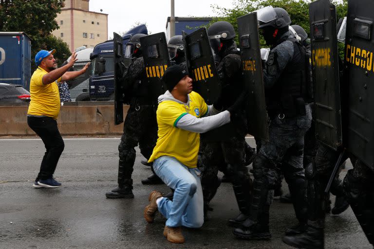 Simpatizantes bolsonaristas se manifestaron en Brasil tras el anuncio de que Jair Bolsonaro autorizó la transición a un nuevo gobierno de Luiz Inacio Lula da Silva