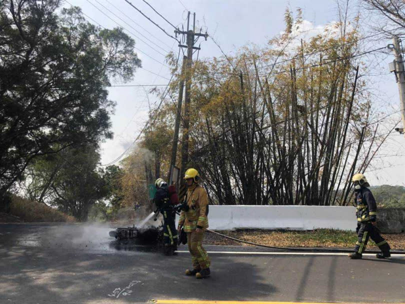 彰化139線 騎士壓車過彎火燒車　28萬元經典款化成一團熊熊烈火。（圖／彰化踢爆網／吳敏菁彰化傳真）