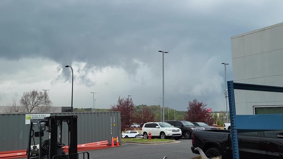 Tornado forms in Little Rock, Arkansas